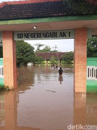 Puluhan Rumah Di Kediri Banjir Diterjang Hujan Deras Dan Tanggul Jebol