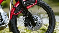Rem depan dan rem belakang CT125 Hunter Cub sudah menggunakan cakram dengan teknologi ABS (Anti-lock Braking System) 1-channel. Roda motor ini menggunakan pelek jari-jari dikombinasi ban semi enduro.Foto: Honda