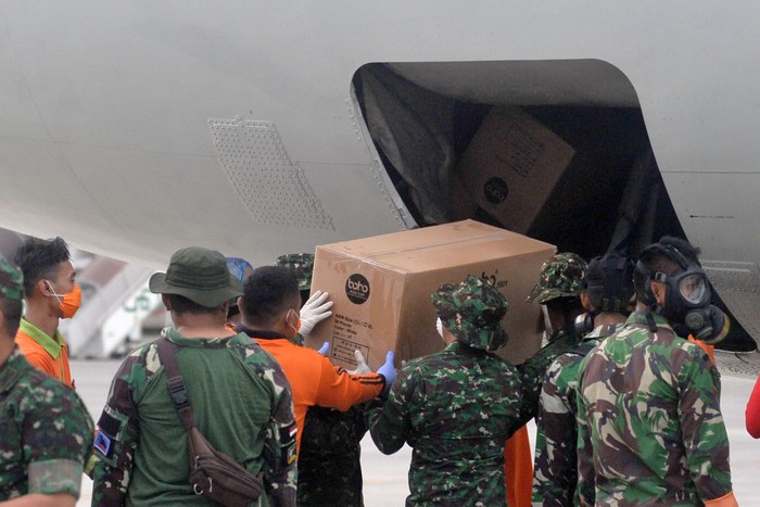 DISTRIBUSI APD COVID-19 Petugas memindahkan Alat Pelindung Diri (APD) dari pesawat B737-400 milik TNI AU di Bandara I Gusti Ngurah Rai, Bali, Senin (23/3/2020). Ribuan APD dengan berat total 1,6 ton yang dikirim dari Lanud Halim Perdanakusuma tersebut selanjutnya akan didistribusikan ke beberapa rumah sakit di wilayah Bali, NTB dan NTT untuk penanganan COVID-19 atau virus Corona. ANTARA FOTO/Fikri Yusuf/foc.
