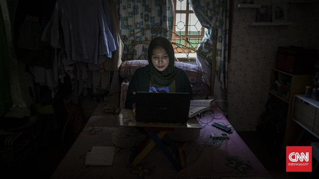 Annisa Retno Utami (27) sedang melakukan work from home (WFH) di kediamannya di Cijantung, Jakarta Timur, Sabtu, 21 Maret 2020. Annisa yang merupakan karyawan swasta dan dosen mulai menjalankan WFH sejak 16 Maret 2020. CNN Indonesia/Bisma Septalisma
