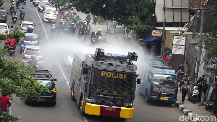 Polisi semprot cairan disinfektan di pusat Kota Cimahi