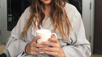 Momen yang satu ini adalah momen kala Charlotte mengawali pagi dengan meminum secangkir kopi. Seperti yang tampak pada foto ini. Foto: Instagram @charlotteslawrence