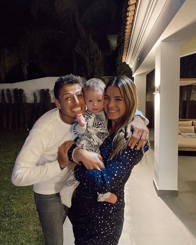 Sarah Kohan, Istri mantan bintang Manchester United, Javier Hernandez, jadi kontroversi setelah berbagi foto dirinya tanpa busana saat menaiki kuda. Aksi Sarah itu pun dianggap tak etis di tengah pandemi virus corona. Foto: Instagram