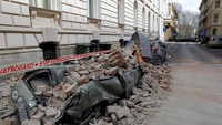 Kawasan yang paling terdampak adalah pusat kota Zagreb, karena banyak bangunan yang didirikan sejak abad ke-19. Proses penyelamatan korban dan pembersihan puing-puing dilakukan penduduk dibantu tentara Kroasia. AP Photo/Darko Bandic.
