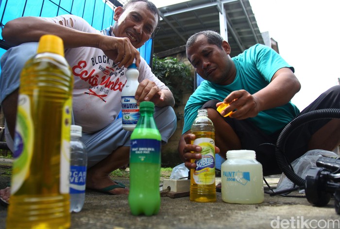 Penyemprotan disinfektan kerap dilakukan sebagai salah satu upaya pencegahan virus Corona. Warga di Sawangan, Depok, pun inisiatif membuat disinfektan sendiri sebagai upaya pencegahan COVID-19