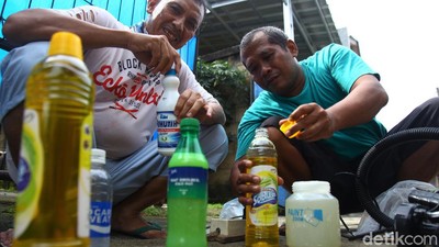 Warga Sawangan Ini Buat Disinfektan Alternatif untuk Cegah Corona