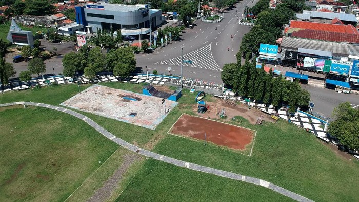 Pemerintah Kota Tegal melakukan Lockdown lokal dengan menutup jalur pantura dari arah Jawa Tengah maupun arah Jakarta sehingga kendaraan dialihkan ke Jalur Lingkar Utara (Jalingkut) mulai hari Senin (23/3/2020) hingga 14 hari mendatang.