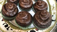  Tampil cantik dan menggugah selera, @Monster_Mayo menunjukkan kreasi cupcake cokelatnya yang dibuatnya untuk mengisi waktu luang. Foto: Twitter