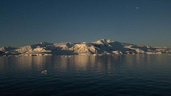 Namun dia tidak sepenuhnya menggunakannya lantaran senja di Antartika tidak sampai matahari terbenam. Foto: Manfredi Gioacchin via Petapixel  