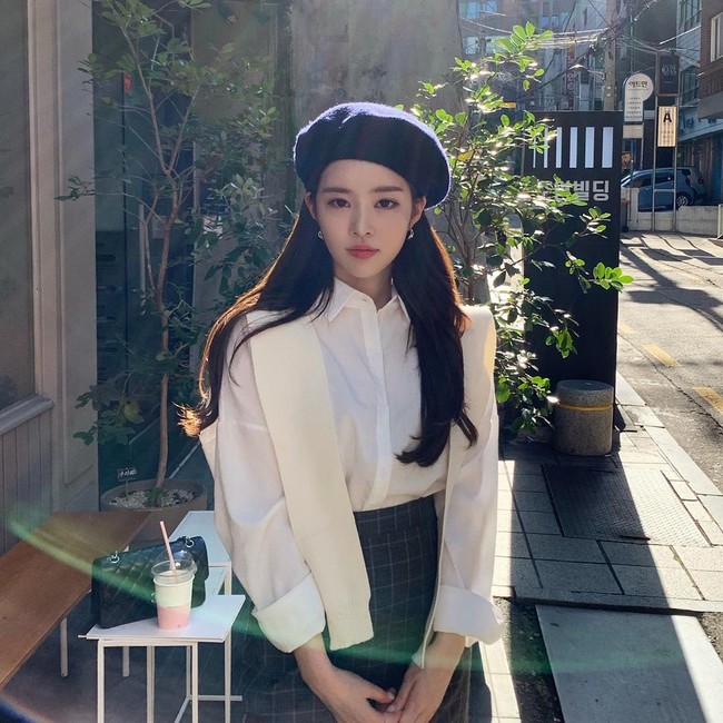 Rumor Yoo Hye Won adalah pacar yang menemani Seungri di hari wajib militernya berkembang karena penampakan seekor anjing. Dalam mobil tampak seekor anjing yajg terlihat sangat mirip dengan milik Yoo Hye Won yang dulu kerap dipamerkannya di Instagram. Foto: Instagram @yu__hyewon