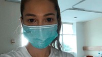 Memakai masker, Andrea menyampaikan dirinya terinfeksi COVID-19. Dengan gejala demam pada 13 Maret, ia baru mengetahui positif terinfeksi virus corona pada 18 Maret 2020. Foto: Instagram andreadianbimo