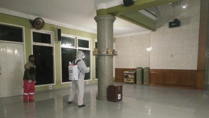 Lawan Corona! Relawan Bandung Semprot Masjid-Rumah Pakai Disinfektan