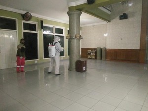 Lawan Corona! Relawan Bandung Semprot Masjid-Rumah Pakai Disinfektan
