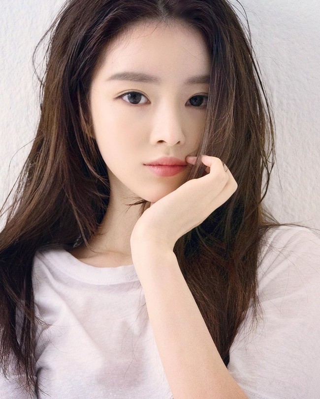 Para netizen menyoroti kehadiran seorang wanita yang berada di dalam mobil Seungri eks Bigbang ketika baru wajib militer. Diduga wanita tersebut adalah aktris Yoo Hye Won. Foto: Instagram @yu__hyewon