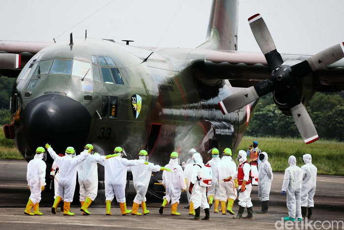 Pesawat hercules yang membawa obat dari Shanghai, China, mendarat di Halim Perdanakusuma, Jakarta. Usai mendarat pesawat tersebut langsung disemprot disinfektan