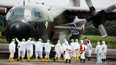 Petugas PMI Semprotkan Disinfektan ke Awak Hercules