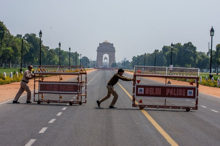 PM India Narendra Modi meminta warganya untuk mengisolasi diri selama 14 jam guna membatasi penyebaran Covid-19. Begini suasana di New Delhi, India.