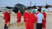 Keberangkatan pesawat Hercules milik TNI AU tersebut, sesuai dengan permintaan Menteri Pertahanan RI Prabowo Subianto kepada Panglima TNI untuk memberikan dukungan pesawat TNI dalam rangka mengambil alat-alat kesehatan untuk penanggulangan virus corona di Indonesia. Istimewa/Dok. Puspen TNI.