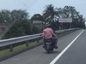 Alamak! Pemotor Bonceng 3 Nekat Masuk Tol di Medan