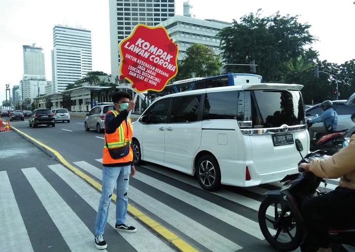 Aksi Mahasiswa Peduli Corona Sejumlah mahasiswa menggelar aksi damai terkait sosialisasi pencegahan virus Corona. Aksi itu digelar di kawasan FX Sudirman.