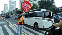 Sejumlah mahasiswa menggelar aksi damai dalam rangka sosialisasi pencegahan virus Corona di kawasan Sudirman, Jakarta, Senin (23/3/2020). 