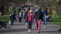 Publik Inggris merayakan hari ibu pada akhir pekan kemarin. Itu membuat banyak orang pergi ke luar rumah, meski sudah diminta tidak mengunjungi orang tuanya oleh pemerintah demi menghindari penyebaran virus corona (Getty Images/Peter Summers)