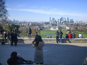 Polisi London Bubarkan Warga yang Berjemur di Taman