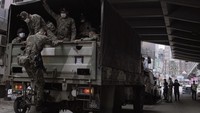Pasukan militer Malaysia tiba di pusat kota Kuala Lumpur, Malaysia.