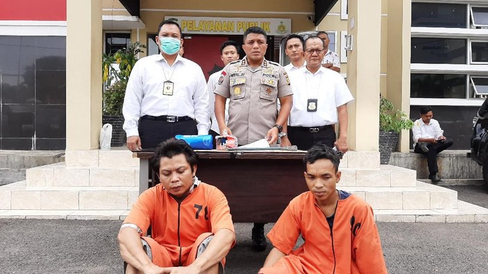 Dua pelaku saat diamankan Subdit Jatanras Polda Sumsel (Raja Adil Siregar/detikcom)