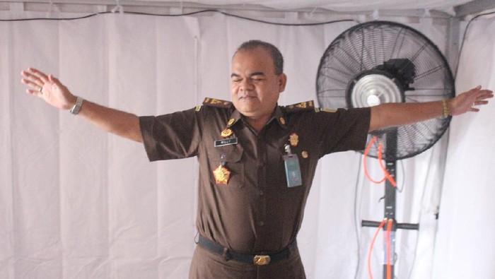 Pegawai dan tamu Kejagung dianjurkan masuk ke tenda dan melakukan gerakan memutar di depan mesin pengembun (humidier) yang berisi cairan disinfektan.