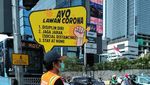 Aksi Mahasiswa Peduli Corona Hiasi Kawasan Sudirman