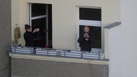 Bermain alat musik jadi salah satu kegiatan yang banyak dilakukan oleh warga selama berdiam diri di rumah. Seorang warga merekam keluarganya yang tengah asyik bermain alat musik trompet di Berlin, Jerman. AP Photo/Markus Schreiber.