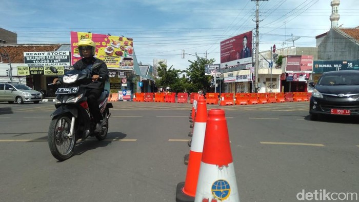 Wali Kota Tegal menutup sejumlah ruas jalan dan mematikan lampu PJU untuk emngurangi kerumunan warga, Senin (23/3/2020).
