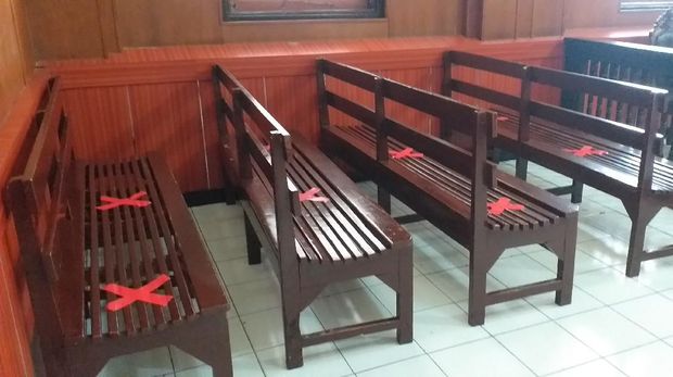 Tempat duduk pengunjung berjarak 1 meter/