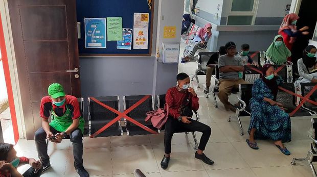 Puskesmas Surabaya Terapkan Social Distancing Tempat  