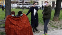 Warga tampak mengenakan masker saat membantu proses evakuasi para korban terdampak gempa di Kroasia. AP Photo/Darko Bandic.