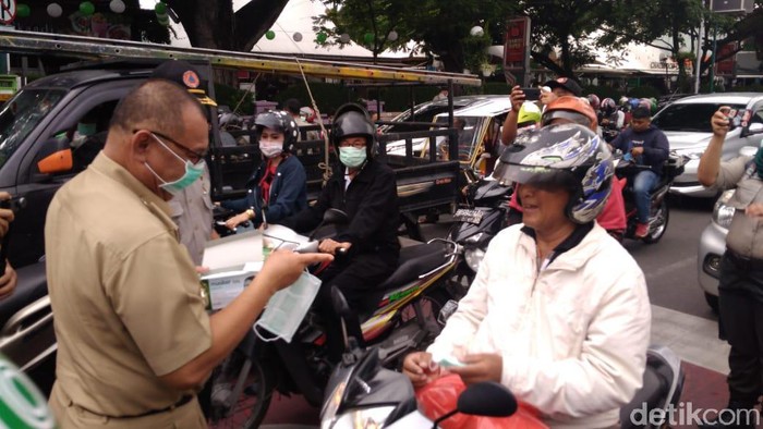 Plt Wali Kota Medan Akhyar Nasution membagikan masker di depan Merdeka Walk, Medan