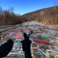 Awalnya, pejabat kota ingin mengatasi kelebihan sampah sebelum Memorial Day Parade. Namun ternyata api dari pembakaran sampah tersebut menghantam batu bara yang ada di bawah kota sehingga menimbulkan kebakaran besar yang menyebabkan kematian kota. Foto: Instagram @ajkauf61
