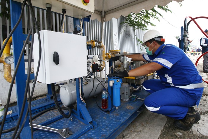 Petugas PGN memasok gas bumi di Wisma Atlet Kemayoran, Jakarta, Senin (23/2/2020). PT Perusahaan Gas Negara Tbk. (PGN) menyalurkan gas bumi untuk mendukung kebutuhan bagi tenaga medis maupun pasien di Wisma Atlet Kemayoran yang dijadikan pusat rehabilitasi pasien COVID-19. ANTARA FOTO/Rivan Awal Lingga/aww.