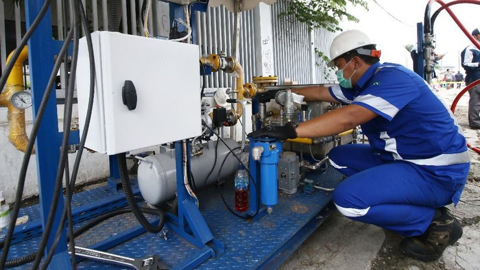 Petugas PGN memasok gas bumi di Wisma Atlet Kemayoran, Jakarta, Senin (23/2/2020). PT Perusahaan Gas Negara Tbk. (PGN) menyalurkan gas bumi untuk mendukung kebutuhan bagi tenaga medis maupun pasien di Wisma Atlet Kemayoran yang dijadikan pusat rehabilitasi pasien COVID-19. ANTARA FOTO/Rivan Awal Lingga/aww.