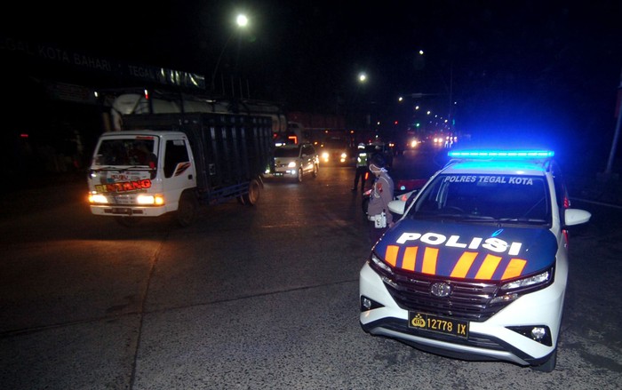Pemerintah Kota Tegal melakukan 'Lockdown' lokal dengan menutup jalur pantura dari arah Jawa Tengah maupun arah Jakarta sehingga kendaraan dialihkan ke Jalur Lingkar Utara (Jalingkut) mulai hari Senin (23/3/2020) hingga 14 hari mendatang.
