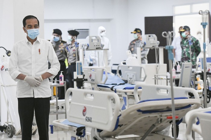 Jokowi Tinjau Kesiapan RS Darurat Corona di Wisma Atlet Presiden Jokowi mengunjungi Wisma Atlet yang sudah dipersiapkan sebagai rumah sakit (RS) darurat corona, Senin (23/3). Sore ini Wisma Atlet siap menerima pasien.