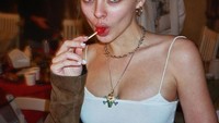Charlotte Lawrence dikenal sebagai model sekaligus penyanyi asal Amerika. Kabar mengejutkan datang darinya melalui instagram bahwa ia terpapar virus corona. Kabar tersebut mengejutkan banyak pihak. Foto: Instagram @charlotteslawrence