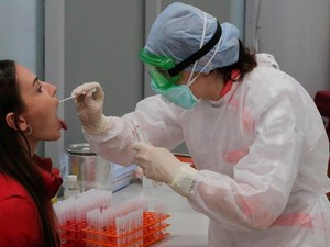 Kisah Petugas Lab Pengambil Swab Pasien Corona di Jakarta