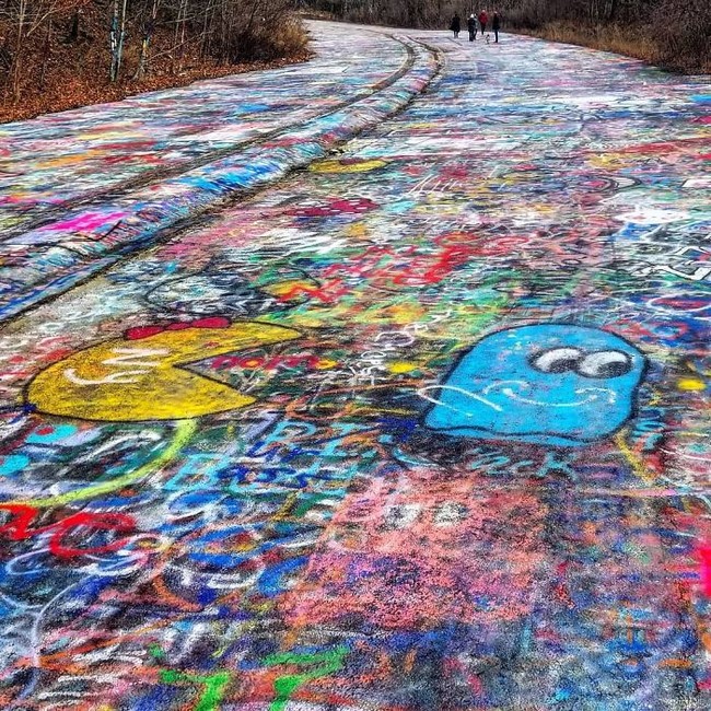 eperti yang bisa dilihat, jalanan unik ini dipenuhi dengan coretan dan graffiti. Walaupun tampak menyeramkan, namun coretan pada permukaan jalan justru membuatnya terlihat cukup artistik? Kabarnya tempat ini mulai ditinggalkan sejak awal 1990-an karena kebakaran besar yang melahap seisi kota. Foto: Instagram @lora_explores