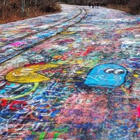 eperti yang bisa dilihat, jalanan unik ini dipenuhi dengan coretan dan graffiti. Walaupun tampak menyeramkan, namun coretan pada permukaan jalan justru membuatnya terlihat cukup artistik? Kabarnya tempat ini mulai ditinggalkan sejak awal 1990-an karena kebakaran besar yang melahap seisi kota. Foto: Instagram @lora_explores