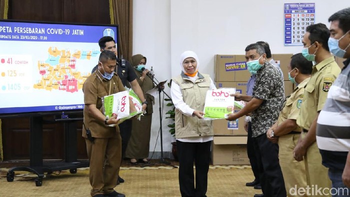 Gubernur Khofifah bagikan 7.100 APD