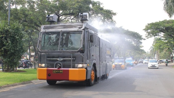 Water canon semprotkan cairan disinfektan di Kabupaten Tangerang