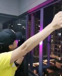 Hiburan Karantina Corona, Wanita Ini Gelar 'Konser' di Meja Dapur!