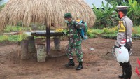 Petugas gabungan dari TNI-Polri Puskesmas Sota dan Pemerintah Distrik Sota melakukan penyemprotan disinfektan di wilayah perbatasan RI-PNG tepatnya di Kampung Sota, Distrik Sota, Kabupaten Merauke, Papua, Senin (23/3/2020). Dok. Puspen TNI